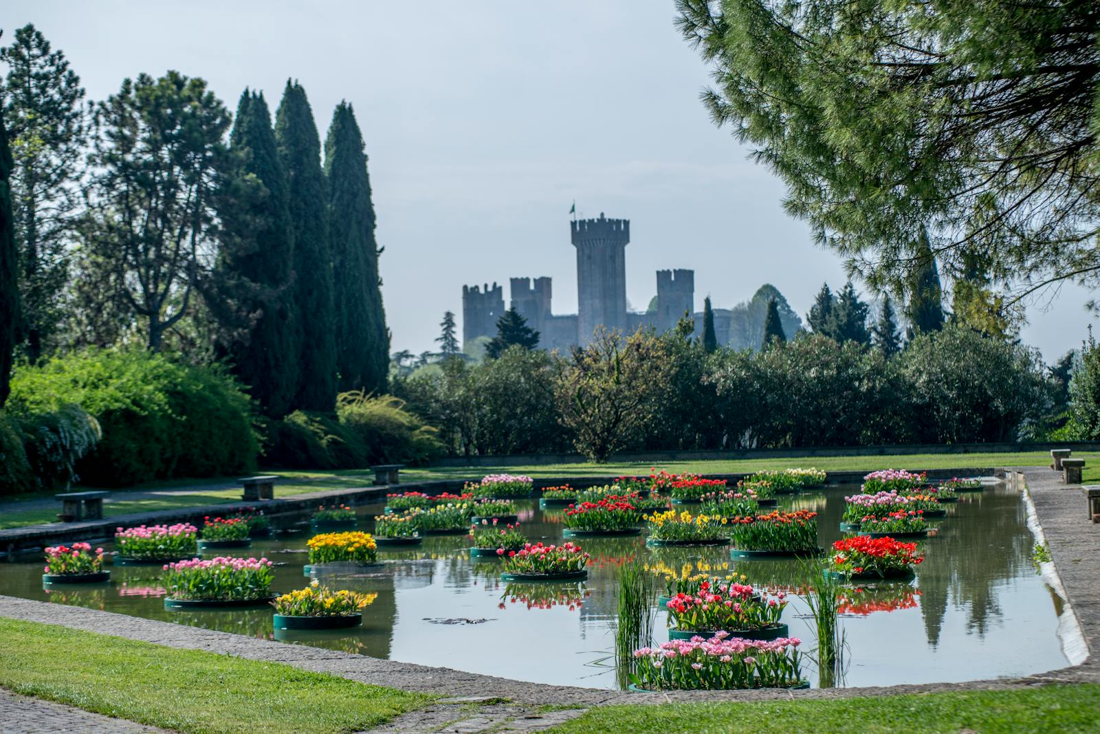 Parco Giardino Sigurtà met zijn zwevende bloemen en kasteel