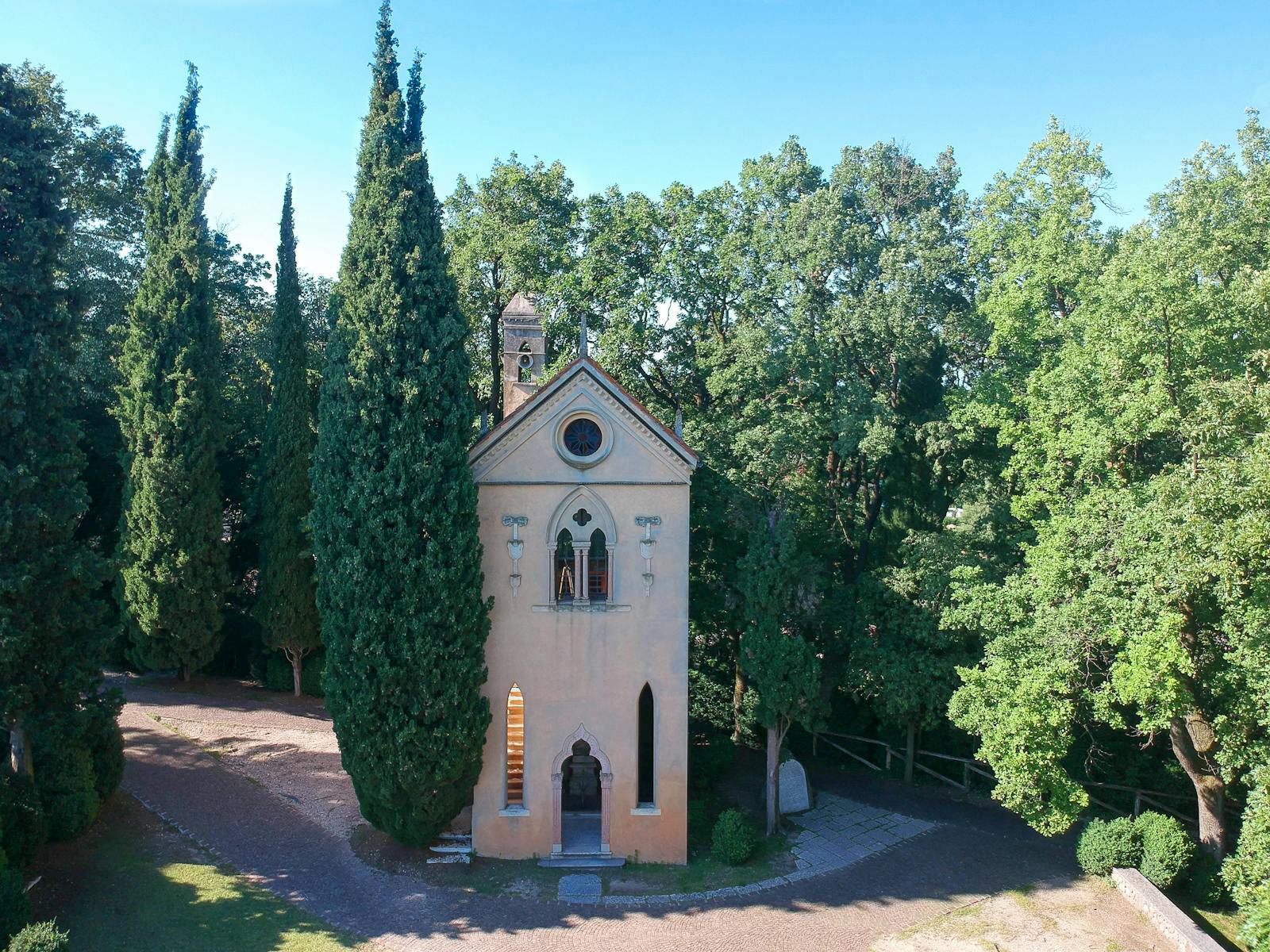 Capelă gotică roz în inima Parco Giardino Sigurtà